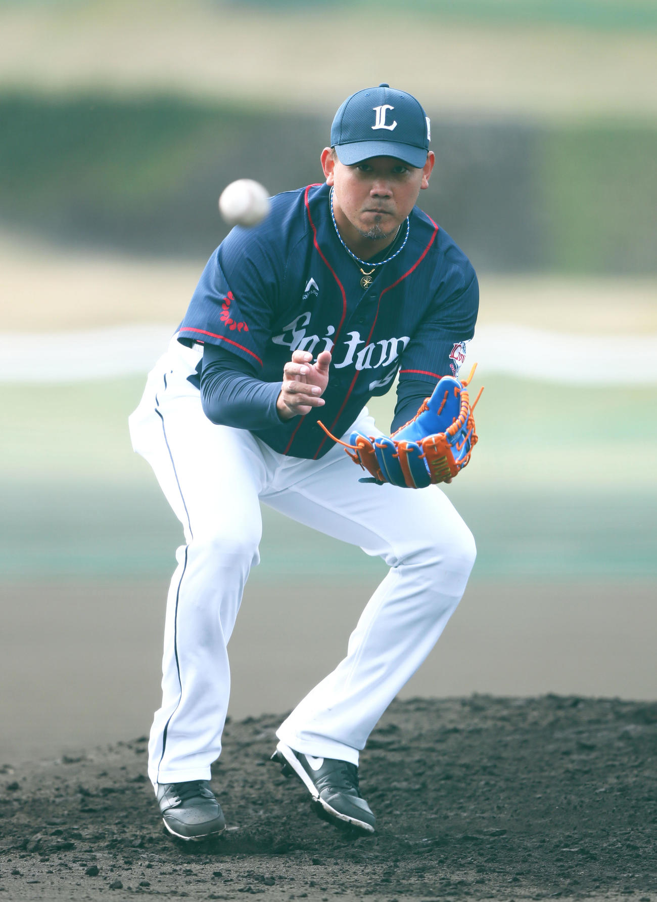ビジターユニホーム姿で投内連係を行う西武松坂（撮影・足立雅史）