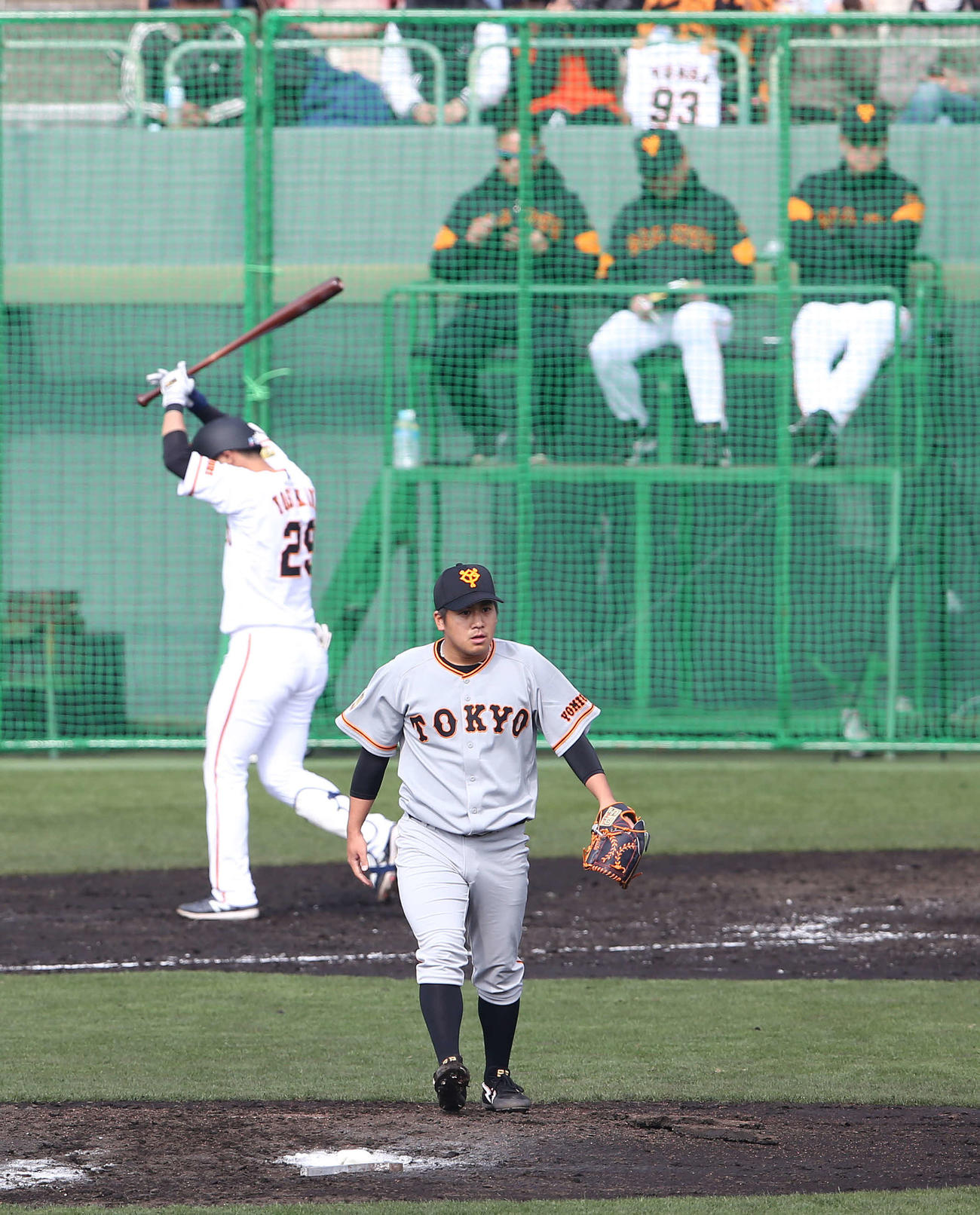紅組対白組　3回裏白組無死、吉川尚を空振り三振に仕留めた山川。後方右は原監督（撮影・河野匠）