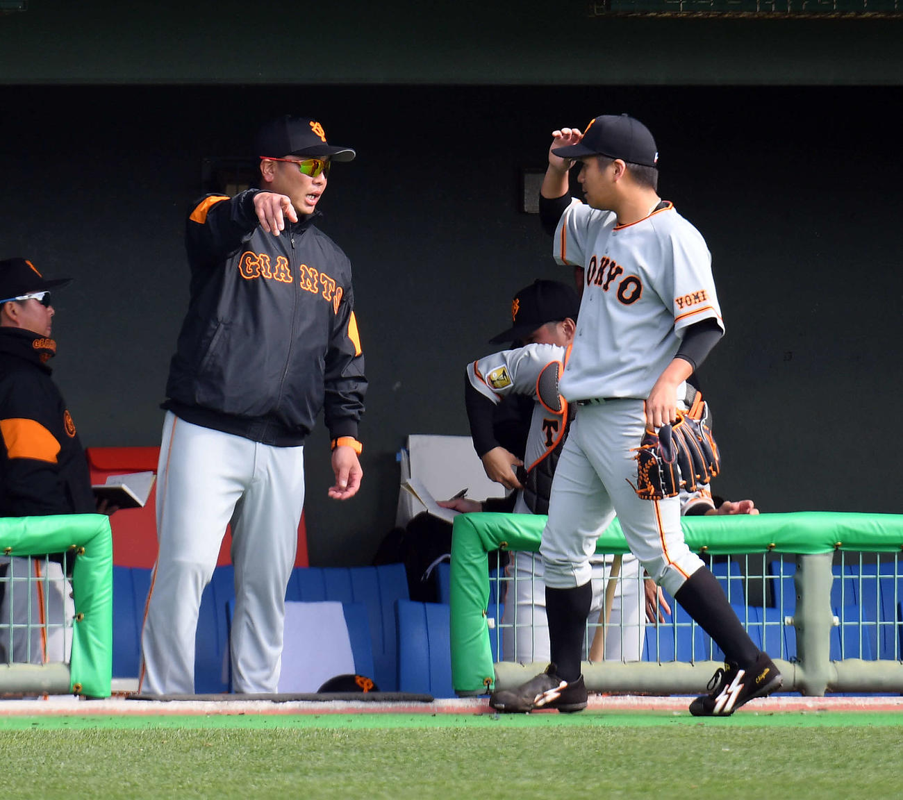 紅白戦　3回終了後にマウンドに上がった巨人山川に話をする阿部2軍監督（撮影・たえ見朱実）