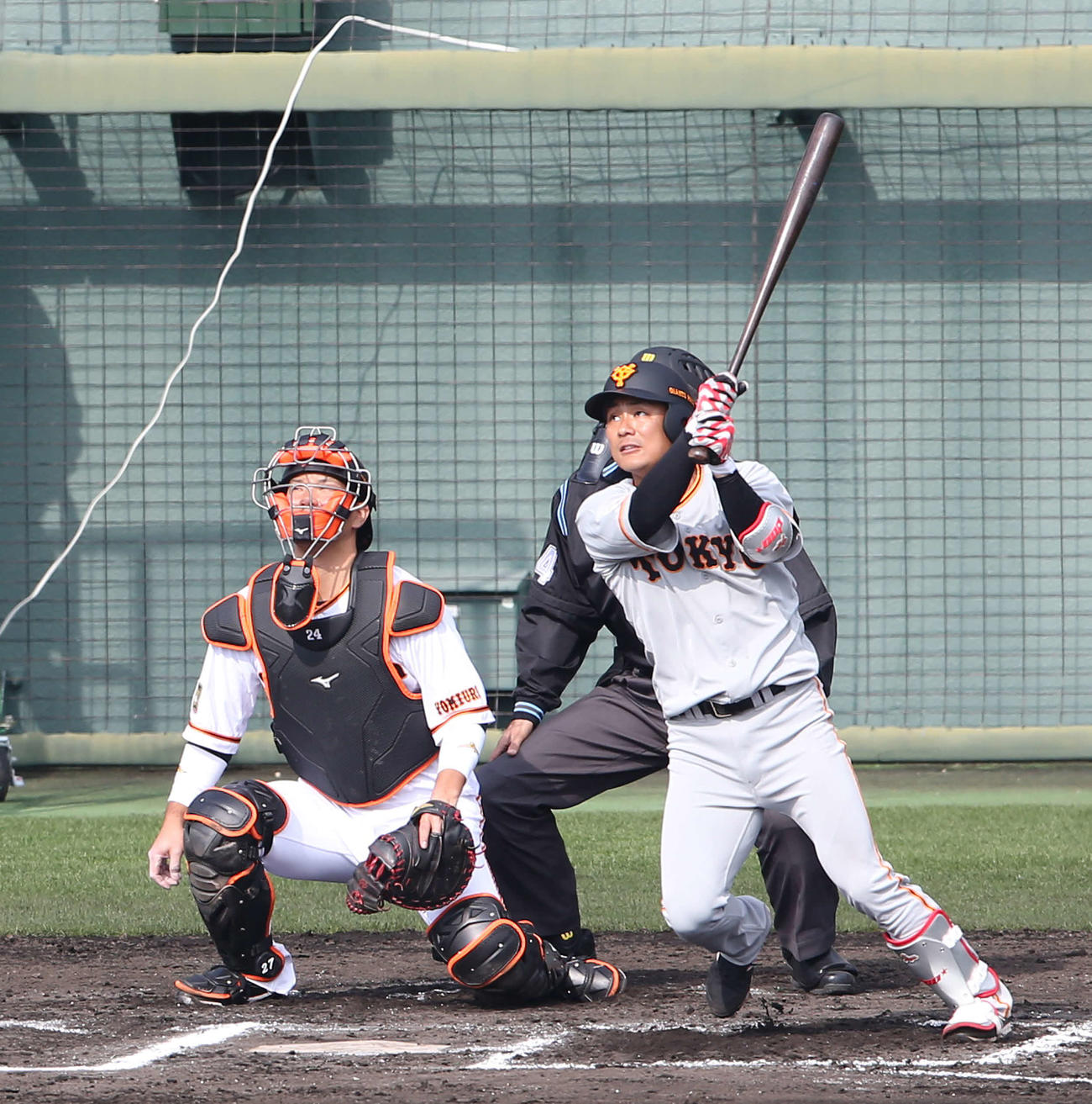 紅組対白組　5回表紅組1死二、三塁、右越え2点適時三塁打を放つ吉川大（撮影・河野匠）