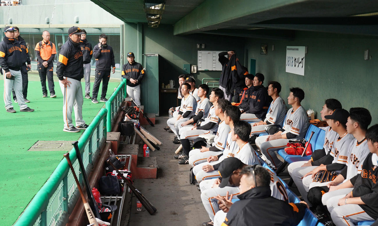 紅組対白組　白組に7対1で勝利し、試合後ベンチで選手たちとミーティングを開く阿部2軍監督（左）（撮影・加藤諒）