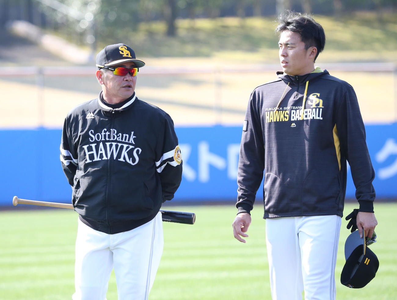 ウオーミングアップ後、話ながら引きあげる工藤監督（左）と田中（撮影・菊川光一）