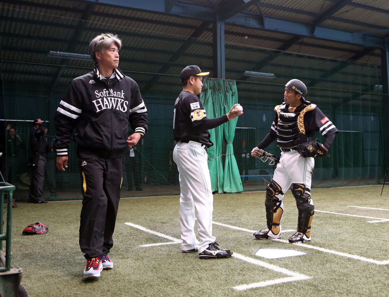 ブルペンから引き揚げる城島球団会長付特別アドバイザー。右から甲斐、津森（撮影・栗木一考）