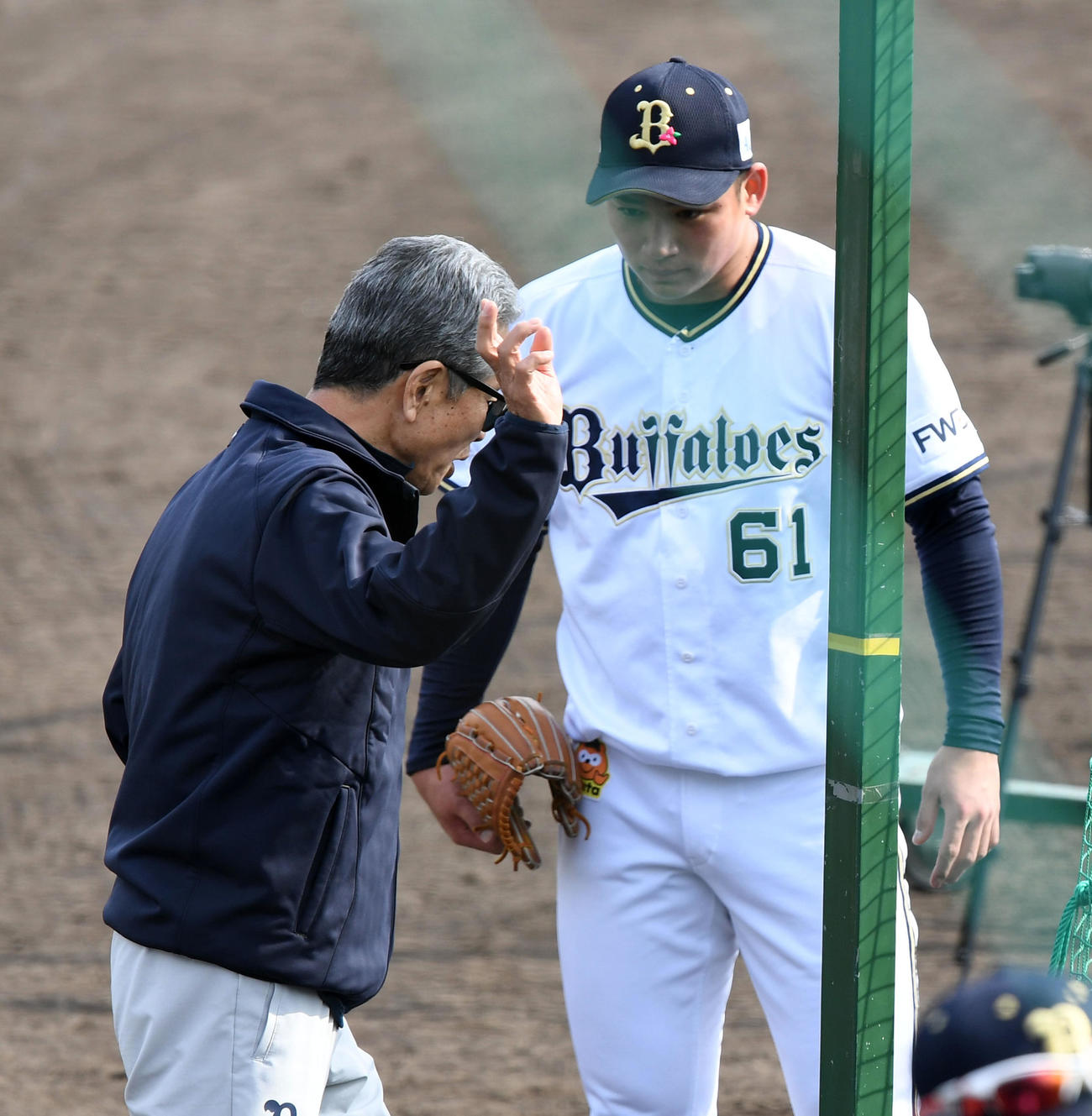 打撃投手を務めた榊原（左）は山田臨時コーチのアドバイスを聞く（撮影・前岡正明）