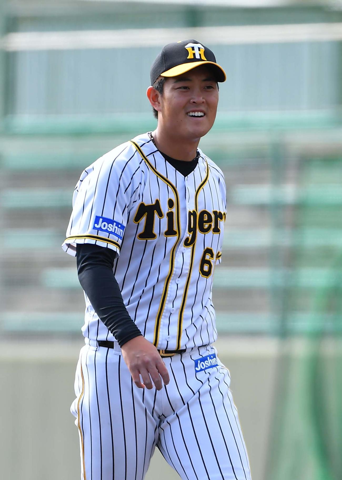 シート打撃で好投し笑顔を見せる望月（撮影・上田博志）