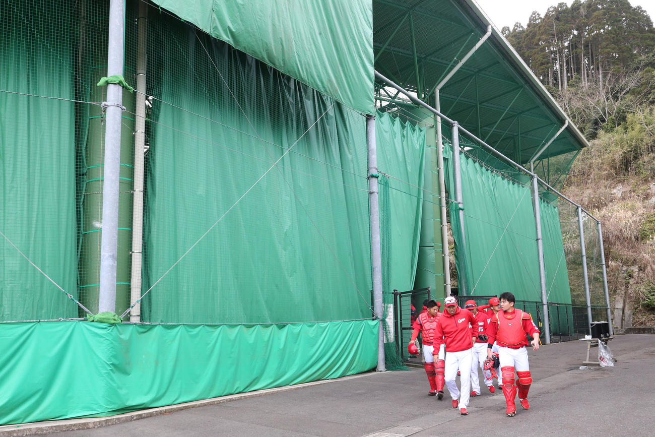 非公開のサインプレー終え、室内練習場を出る広島ナイン（撮影・梅根麻紀）