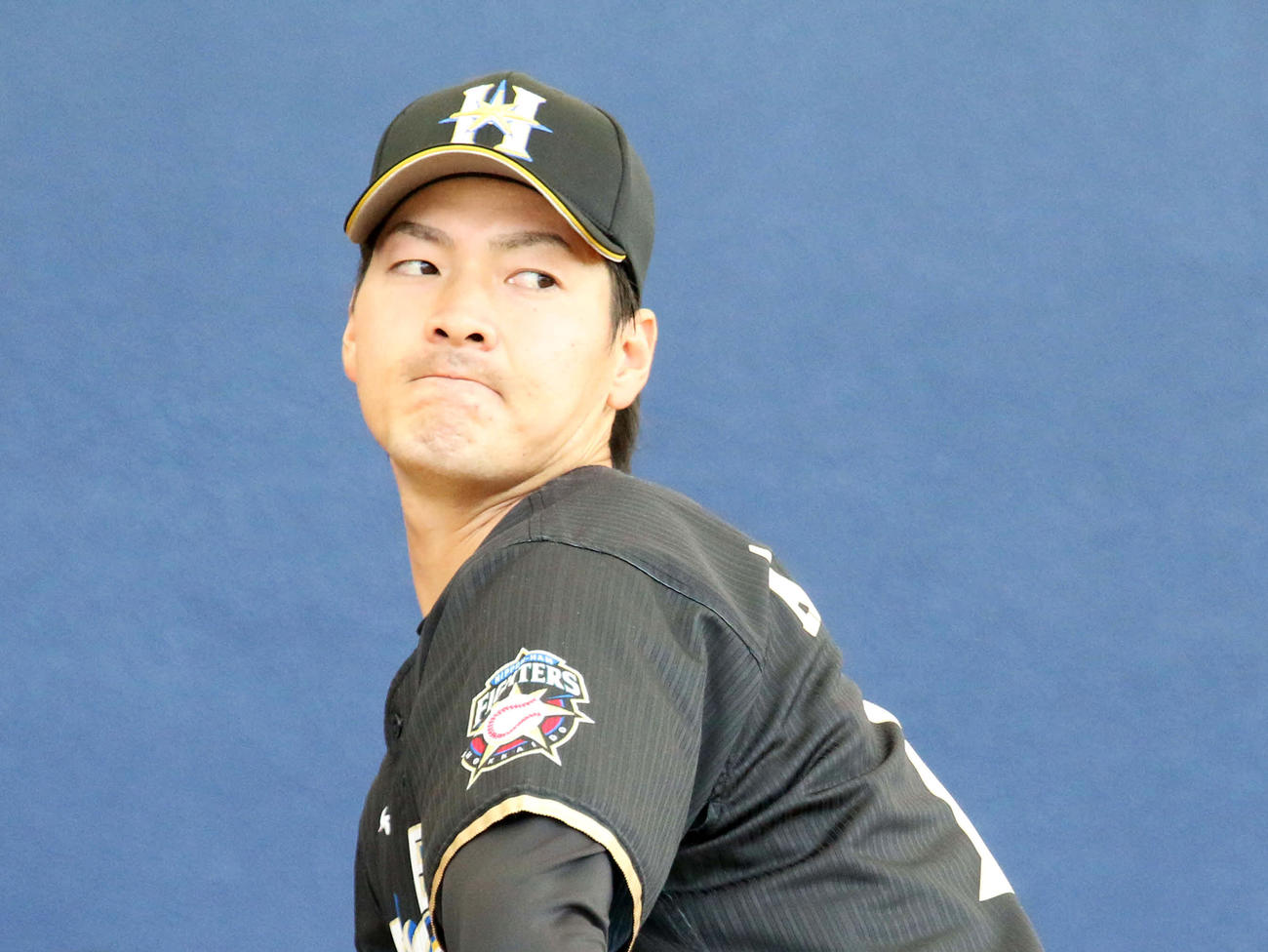 ブルペンで捕手を立たせて32球を投げた日本ハム有原（撮影・木下大輔）