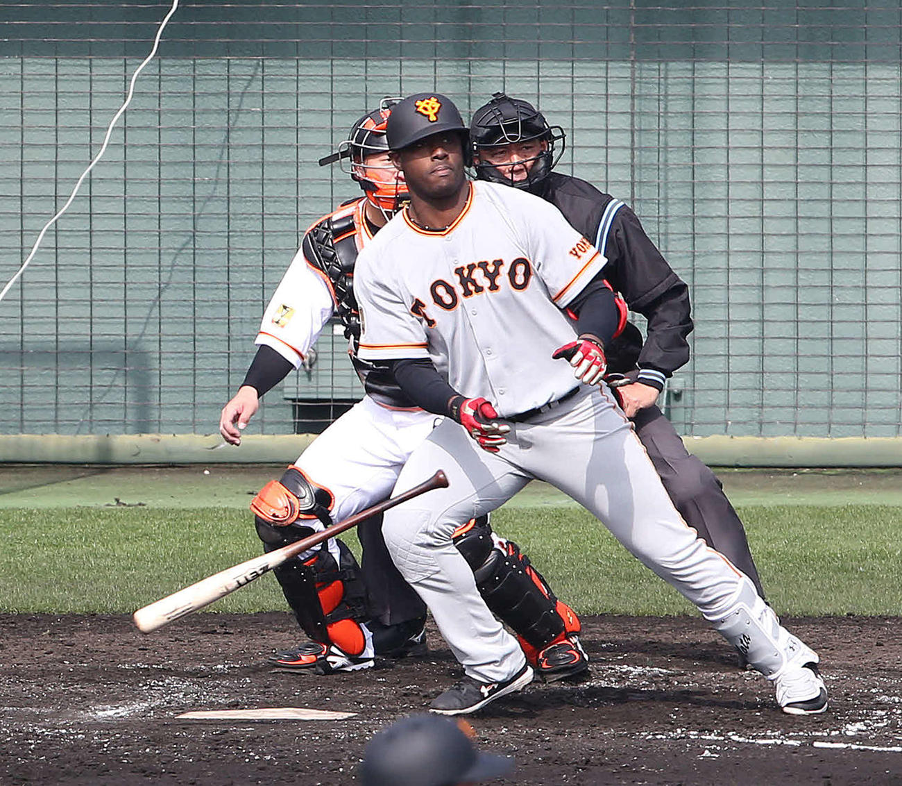 紅組対白組　3回表紅組無死満塁、左前に2点適時打を放つモタ（撮影・河野匠）