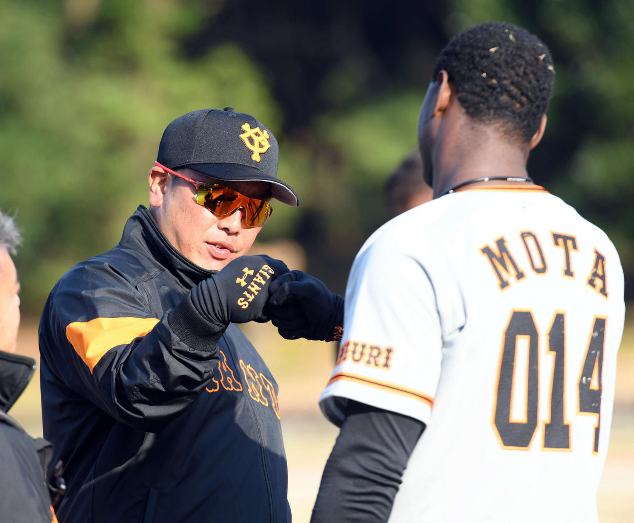 試合終了後、クールダウンするモタとグータッチする阿部2軍監督（撮影・たえ見朱実）
