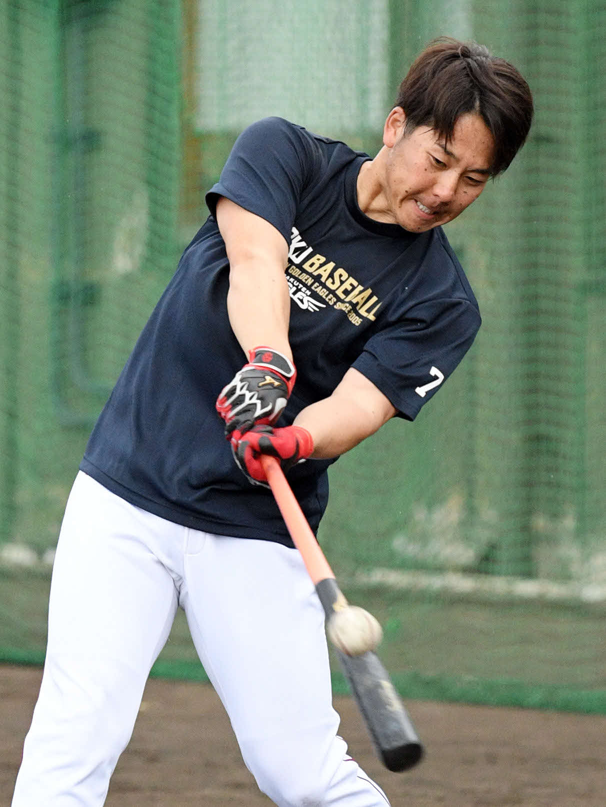特打でロングティーする楽天鈴木大（撮影・滝沢徹郎）