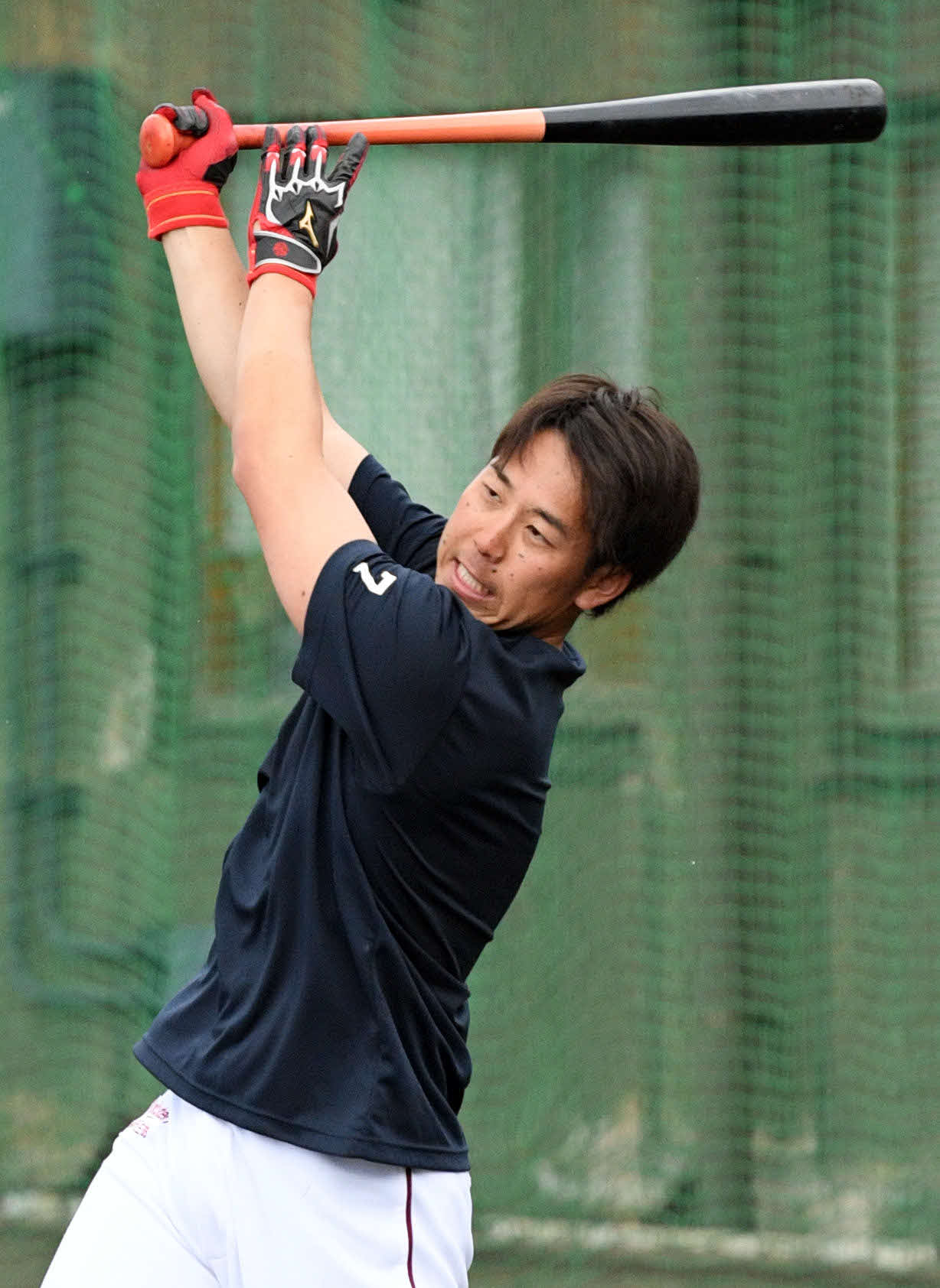 特打でロングティーする楽天鈴木大（撮影・滝沢徹郎）