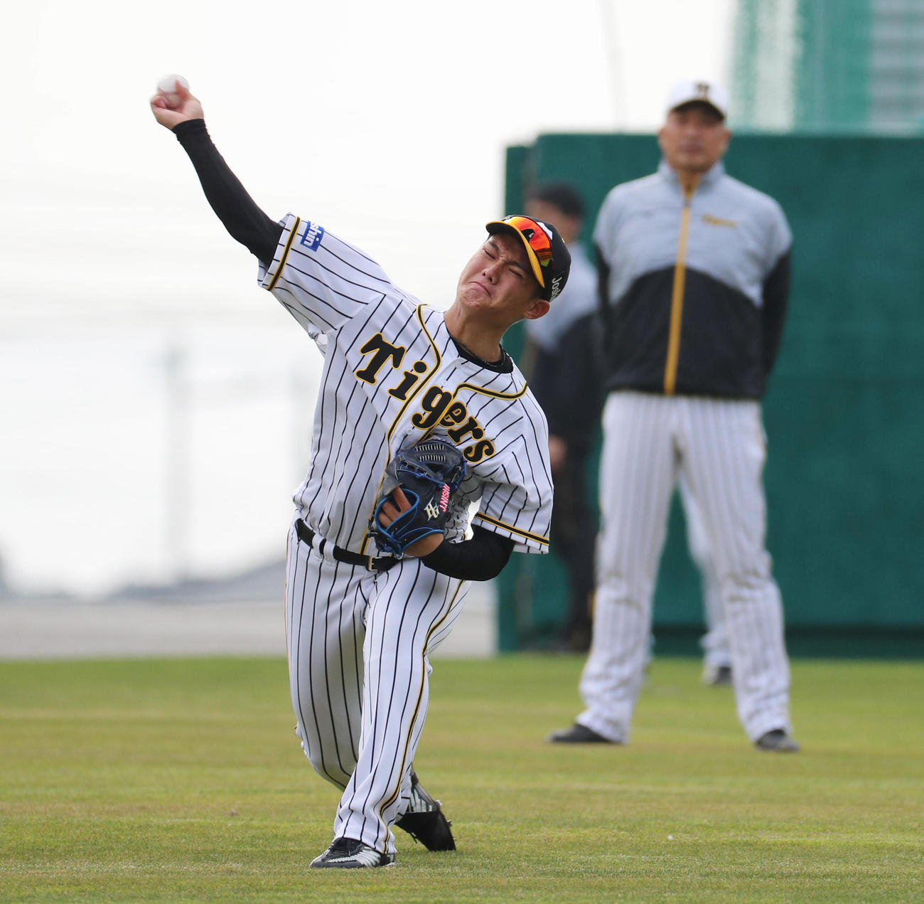 山本昌臨時投手コーチ（奥）の前でキャッチボールを行う西純矢（2020年2月3日）