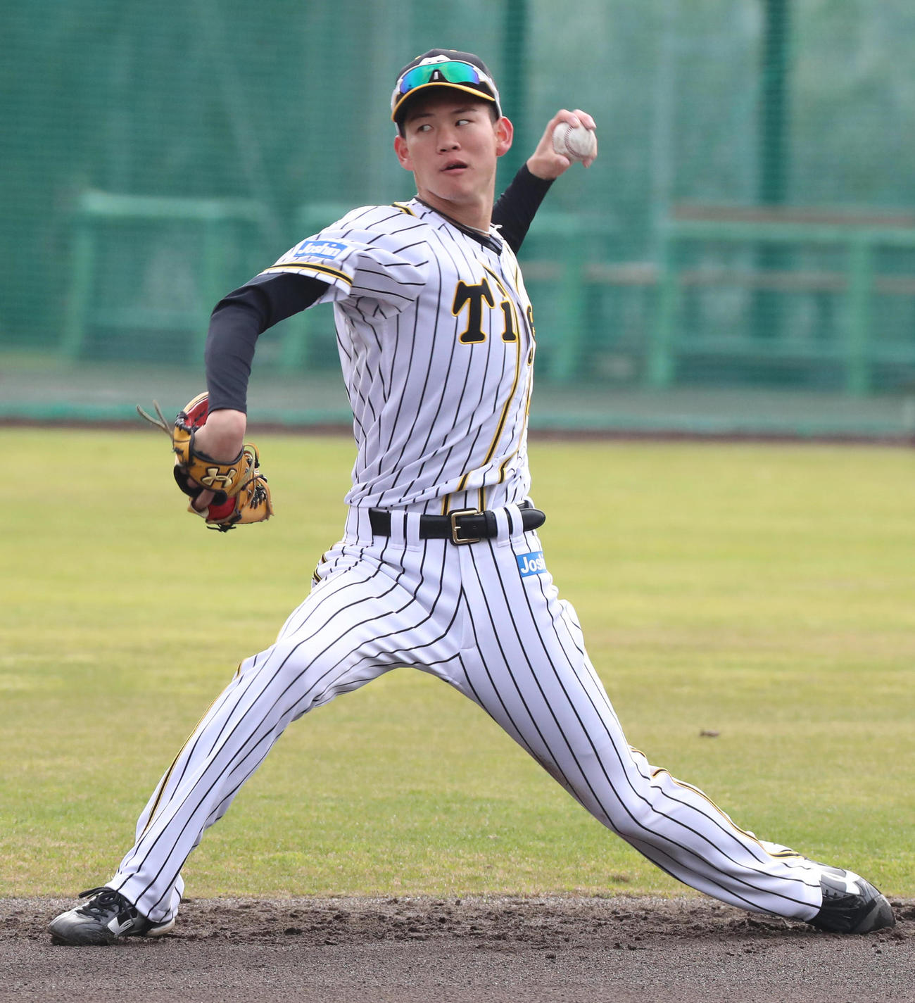 キャッチボールを行う及川雅貴（2020年2月3日）