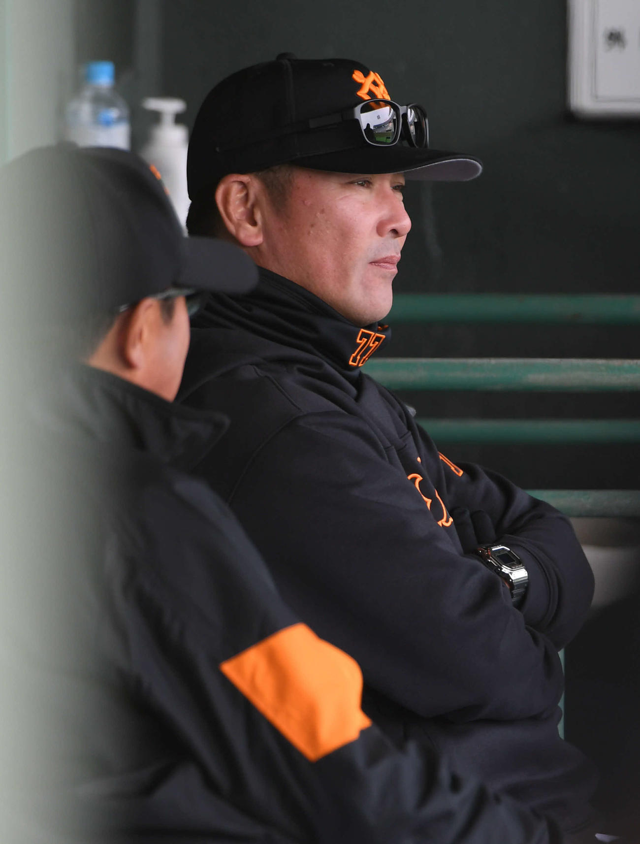 紅白戦で紅組に敗れ、厳しい表情を見せる元木ヘッドコーチ（撮影・たえ見朱実）