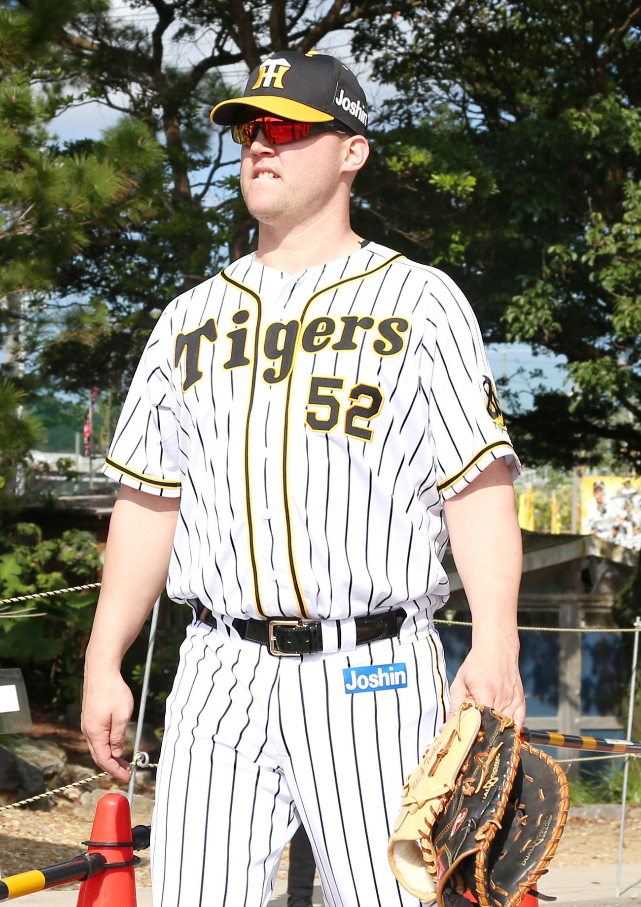 サンズは、ファーストミットを持ってサブグラウンドに移動する（撮影・上山淳一）