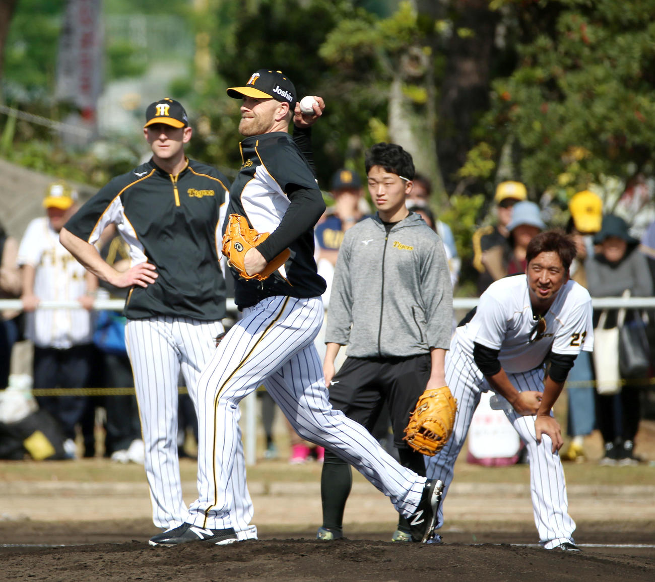 けん制練習するエドワーズ、左はガンケル、右は藤川（撮影・上山淳一）