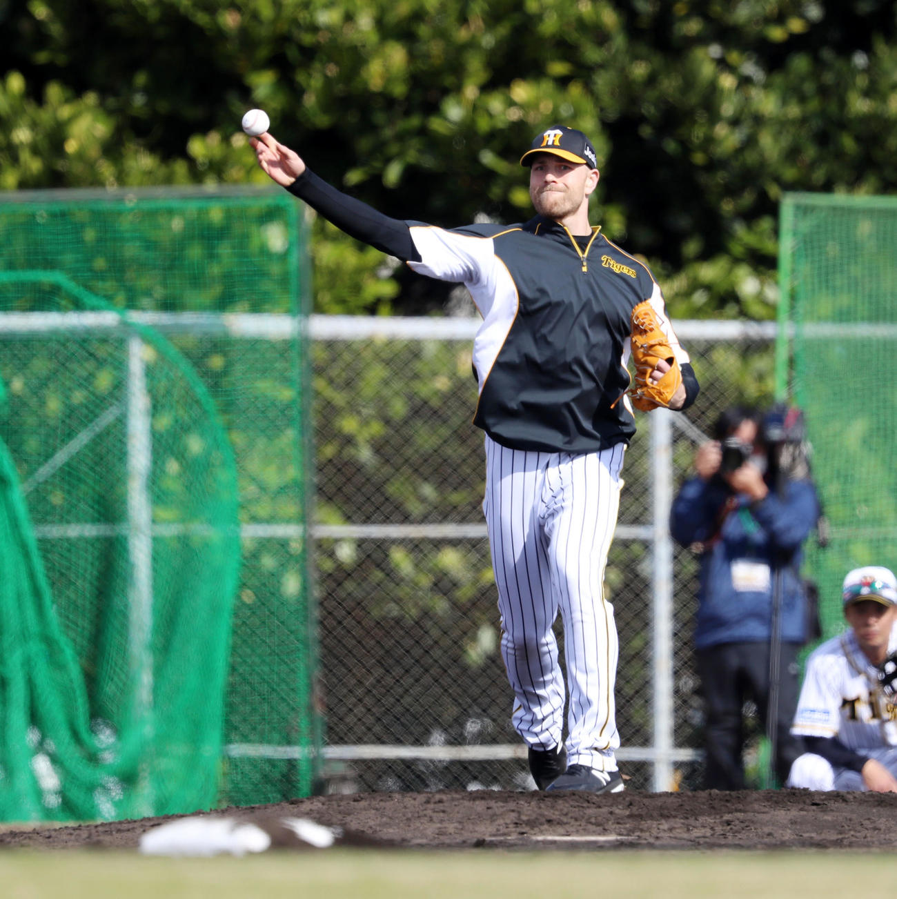 けん制練習で二塁へ送球するエドワーズ（撮影・加藤哉）