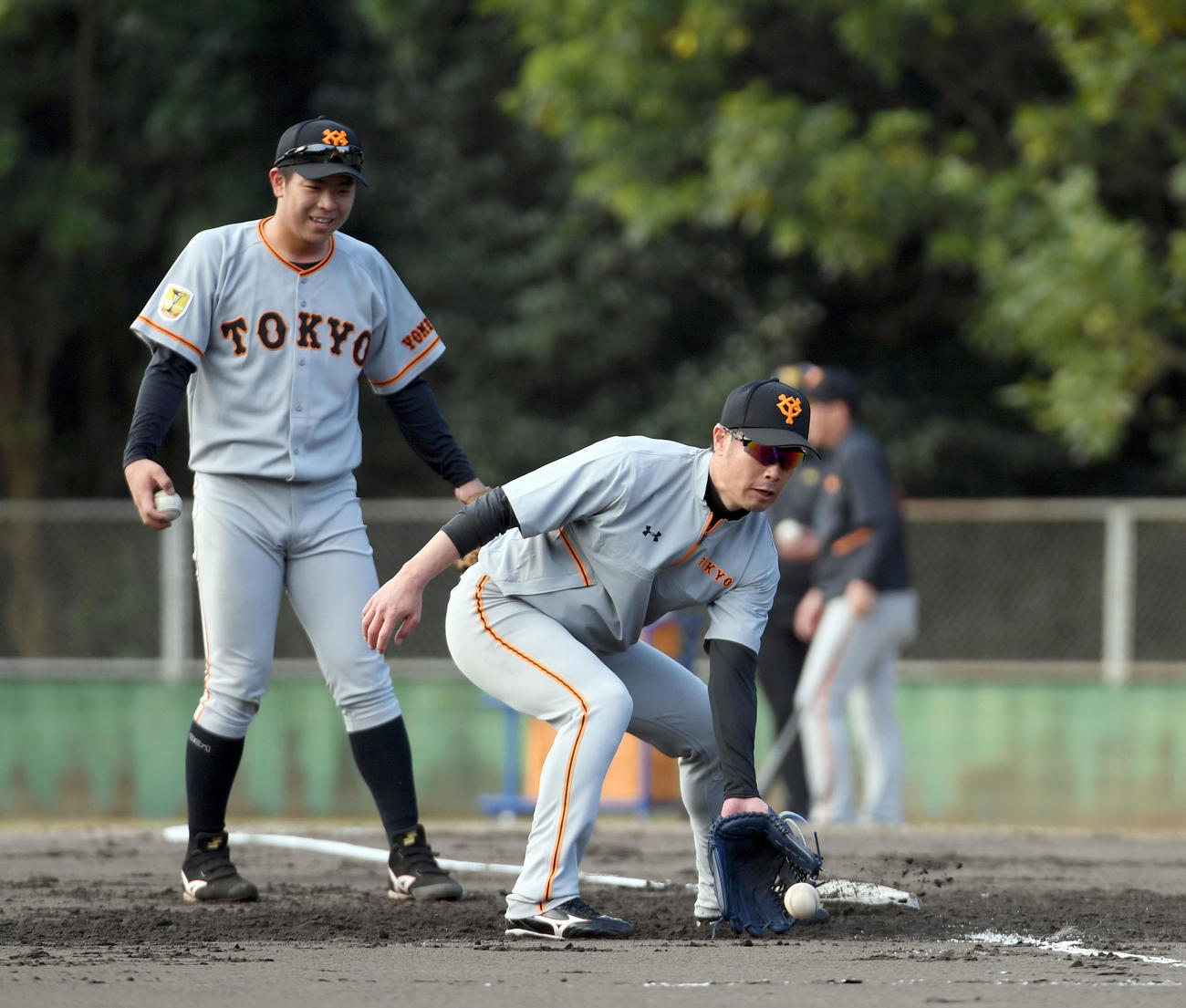 一塁の守備練習をする巨人亀井（撮影・たえ見朱実）