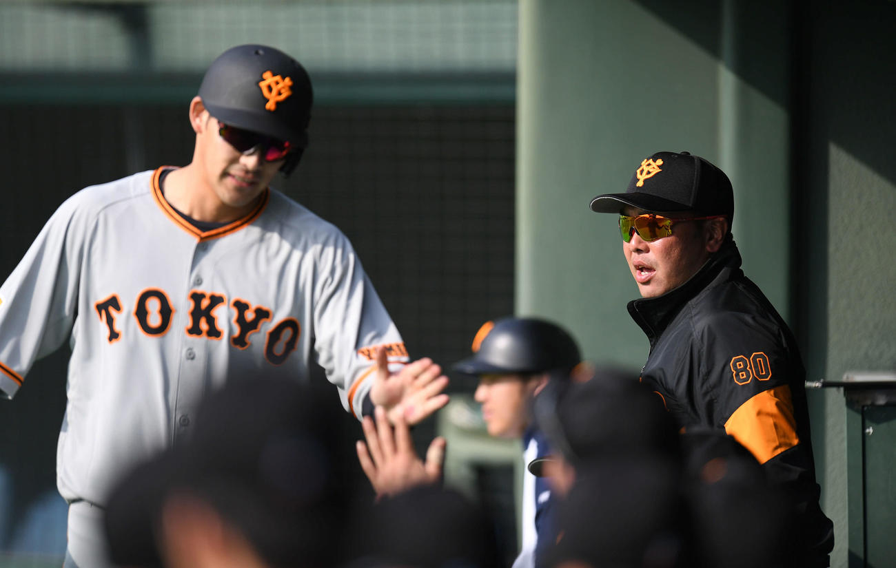 紅組対白組　7回表紅組1死一、二塁、立岡の中前適時打で生還した村上（左）をベンチで迎える阿部2軍監督（撮影・加藤諒）