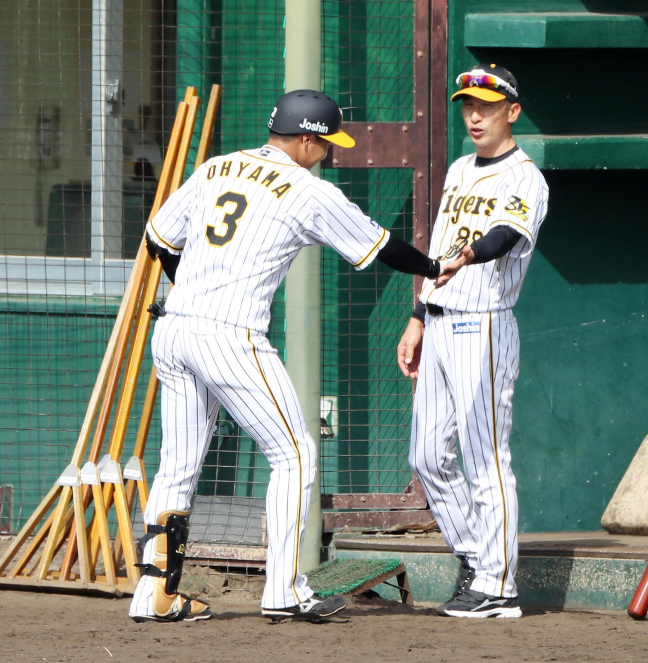 シート打撃で左越え本塁打を放った大山（左）を迎える矢野監督（撮影・加藤哉）