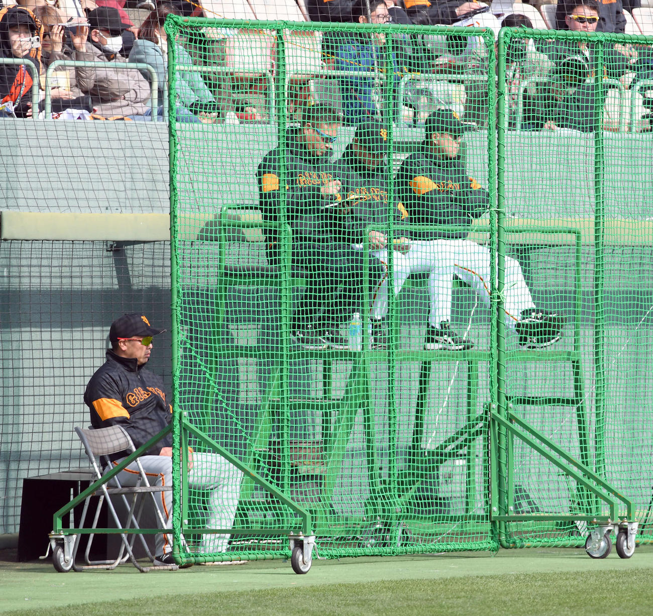 紅白戦　4回裏、原辰徳タワーの隣から見る阿部慎之助2軍監督（撮影・たえ見朱実）