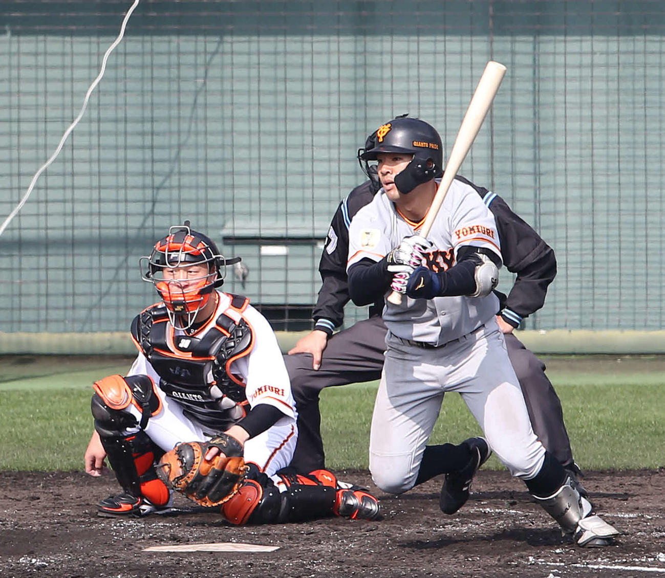 紅組対白組　4回表紅組無死一塁、右前打を放つ笠井（撮影・河野匠）