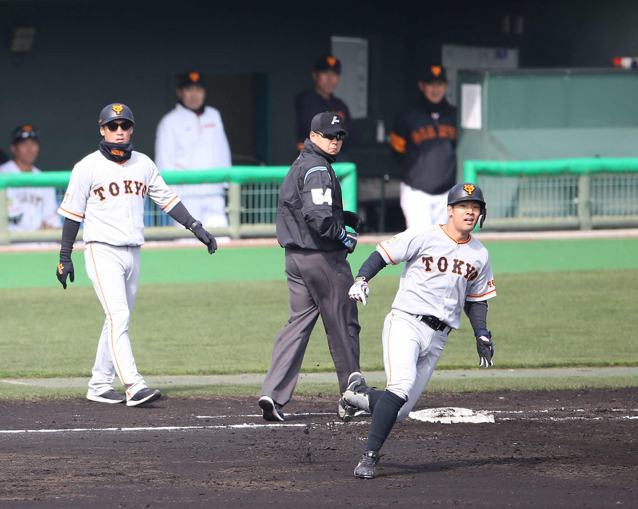 紅組対白組　3回表紅組無死、中前打を放った笠井（撮影・河野匠）