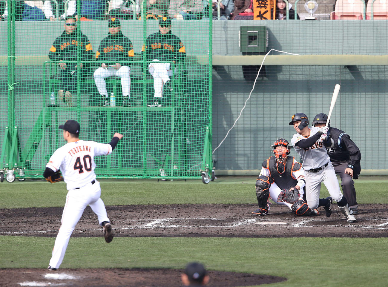 紅組対白組　6回表紅組無死、右前打を放つ笠井。投手古川。後方右は原監督（撮影・河野匠）