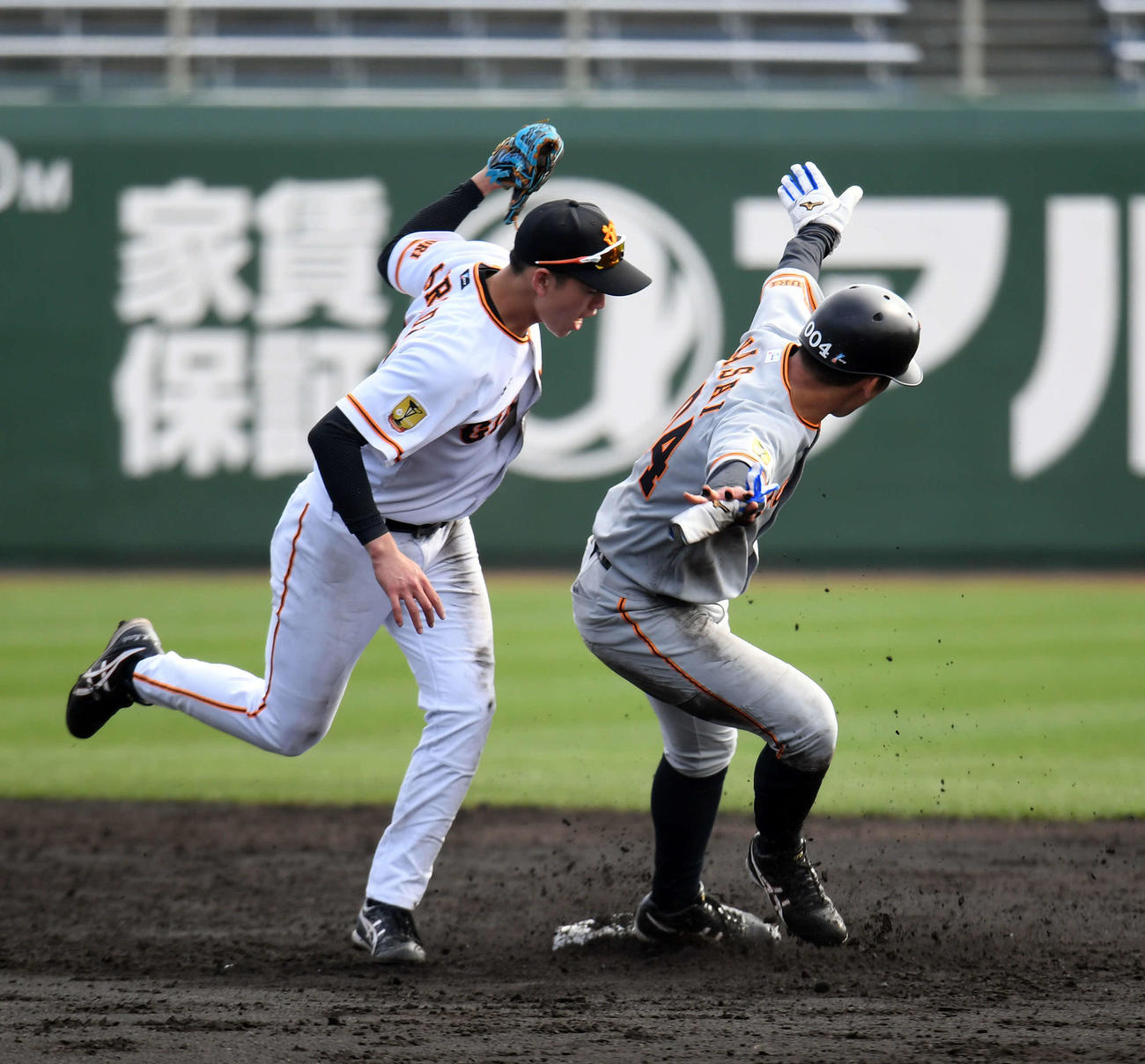 紅白戦　3回表紅組無死一塁、二盗を決める笠井（撮影・たえ見朱実）