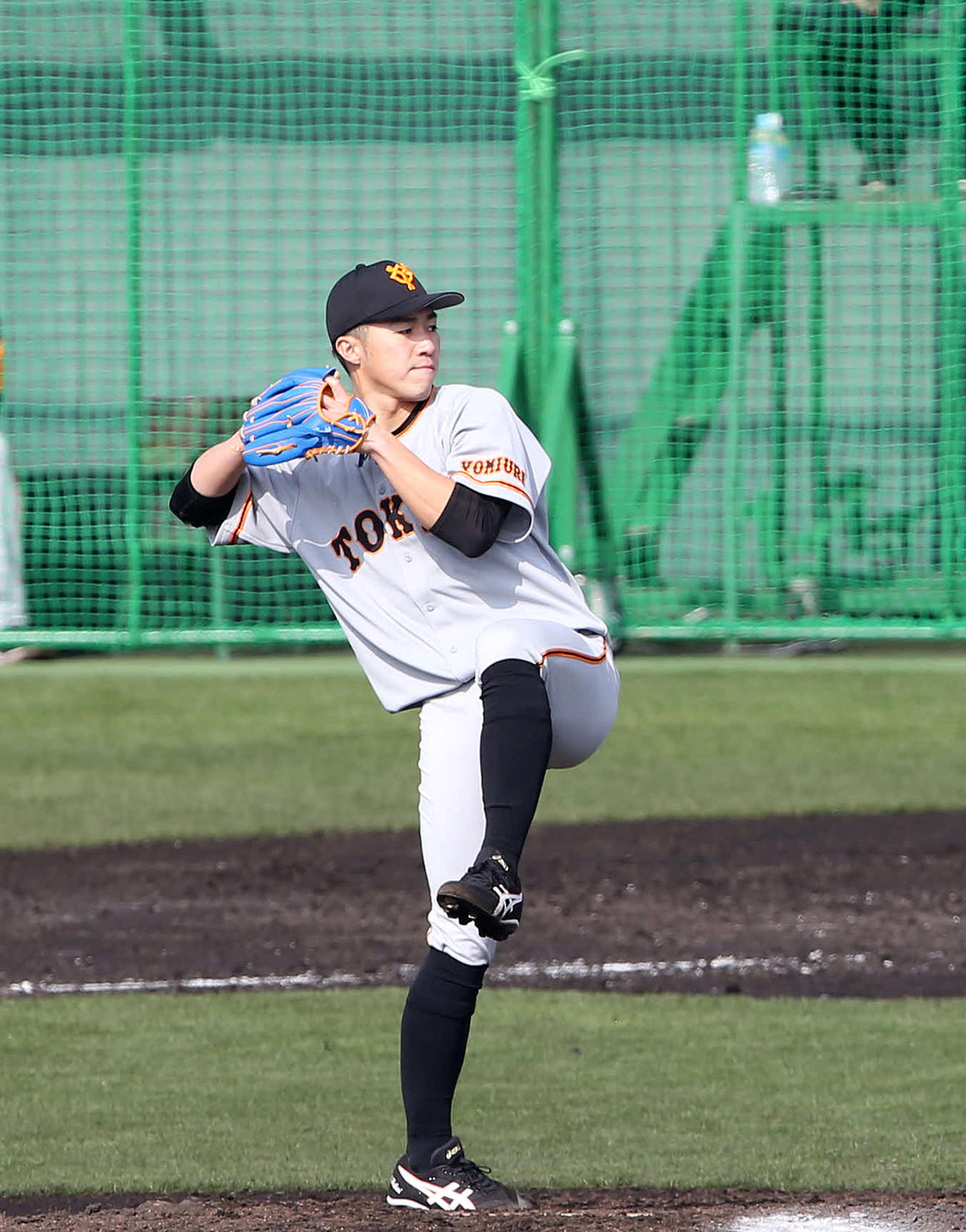 紅白戦に登板しトルネード投法を披露する巨人高井（撮影・河野匠）