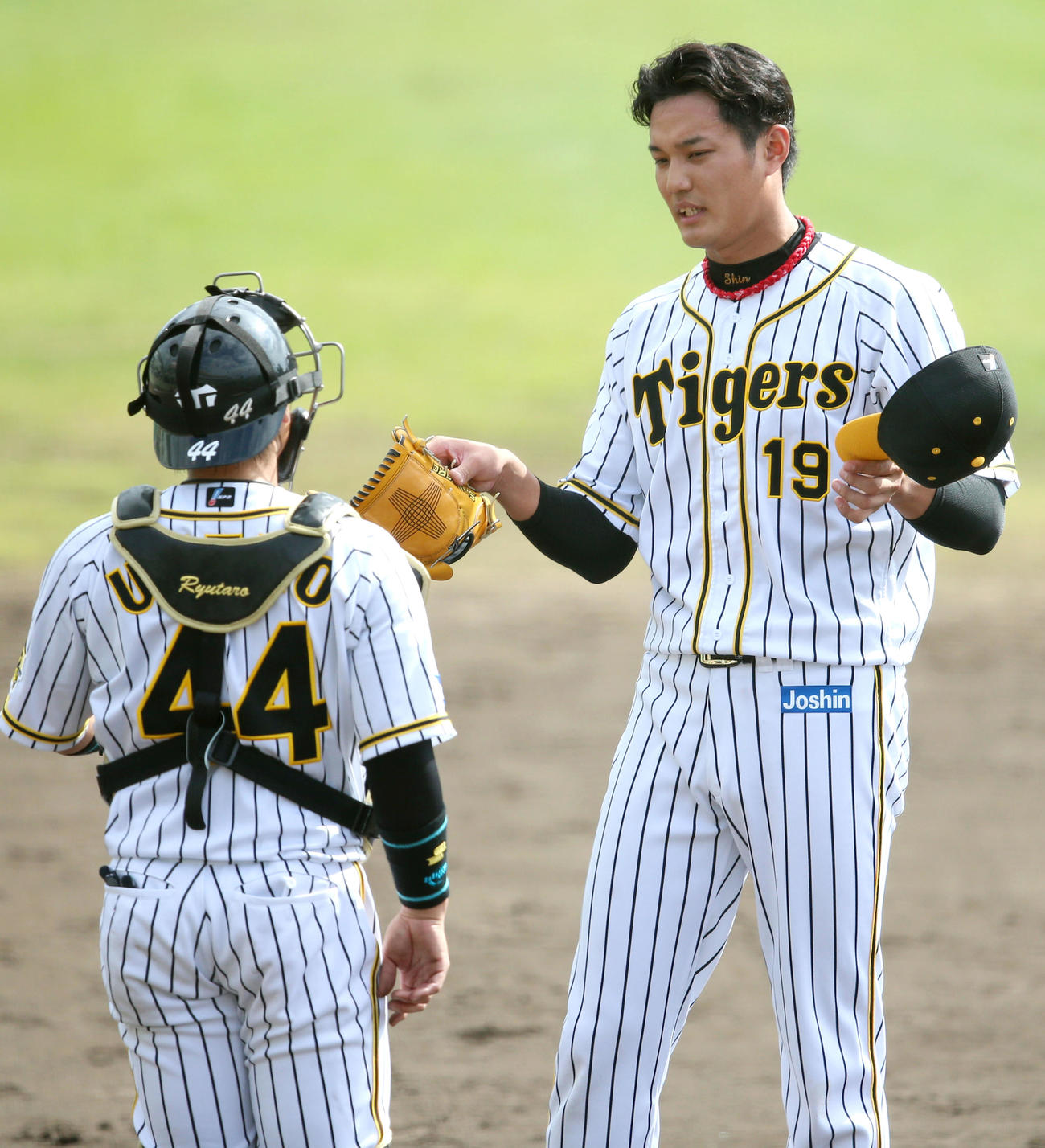 藤浪（右）はシート打撃を終え梅野と話す（撮影・上山淳一）