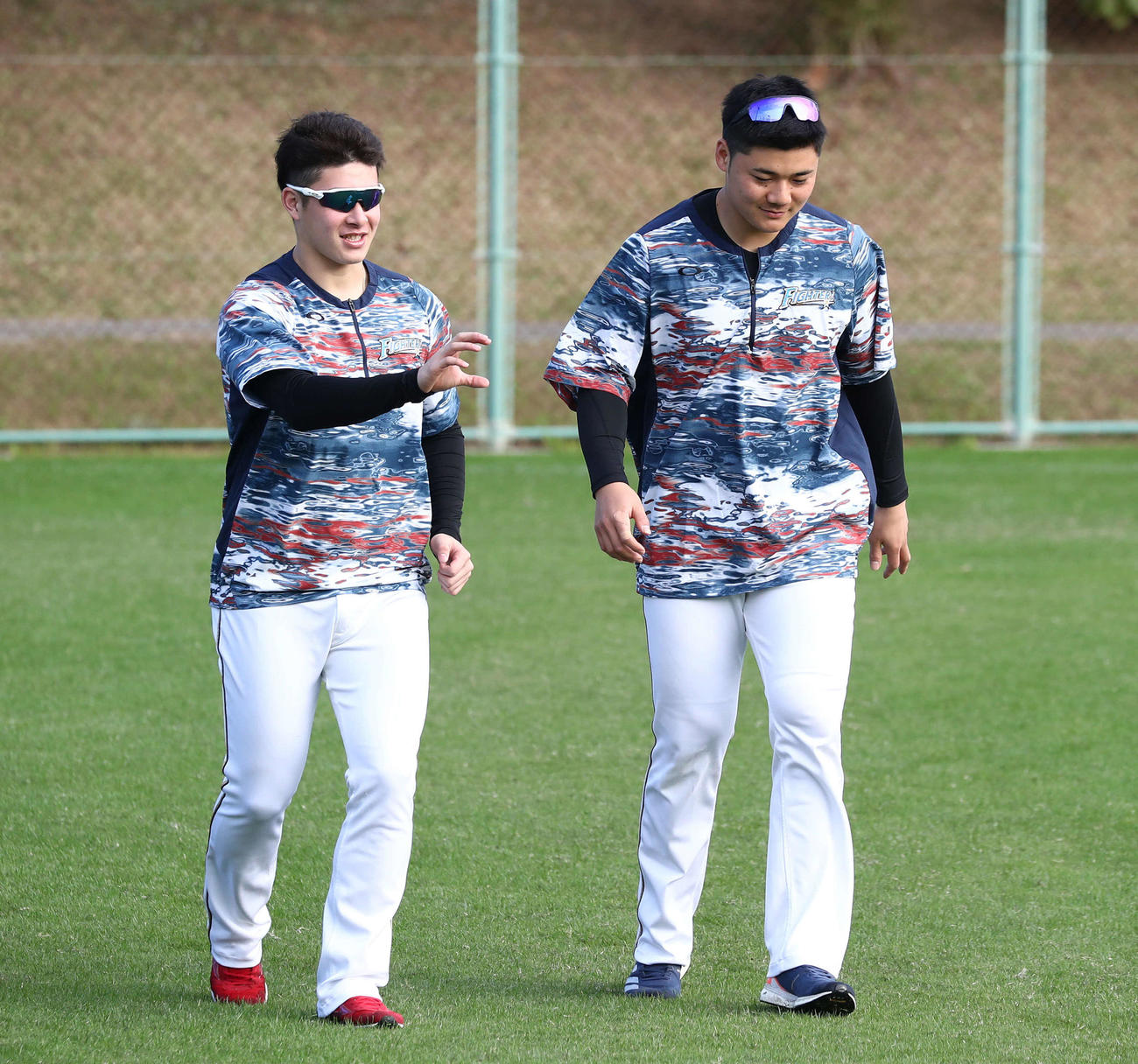 練習前、清宮（右）とランニングする吉田輝（撮影・黒川智章）