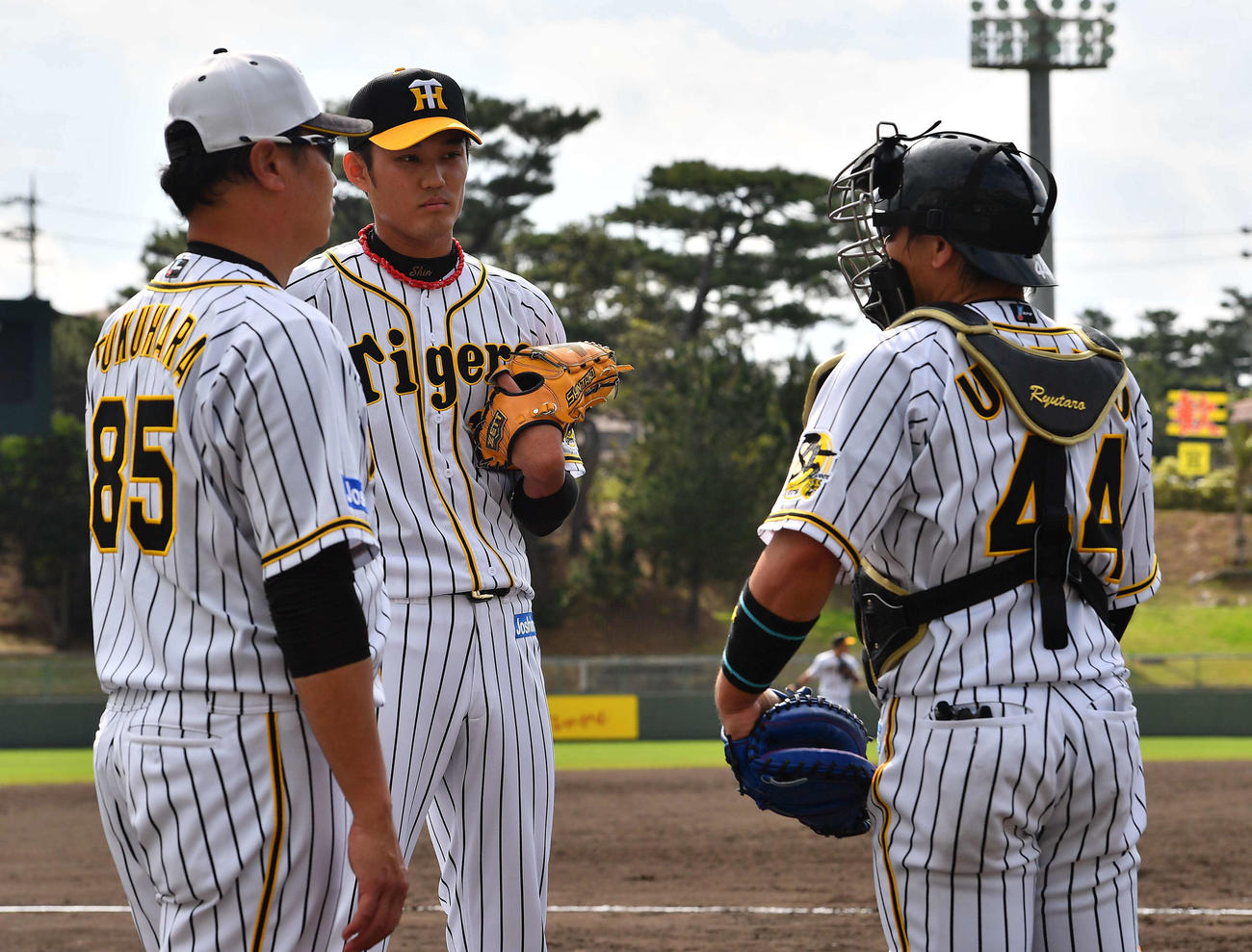登板後、福原忍コーチ（左）梅野隆太郎（右）と話す藤浪晋太郎（撮影・上田博志）