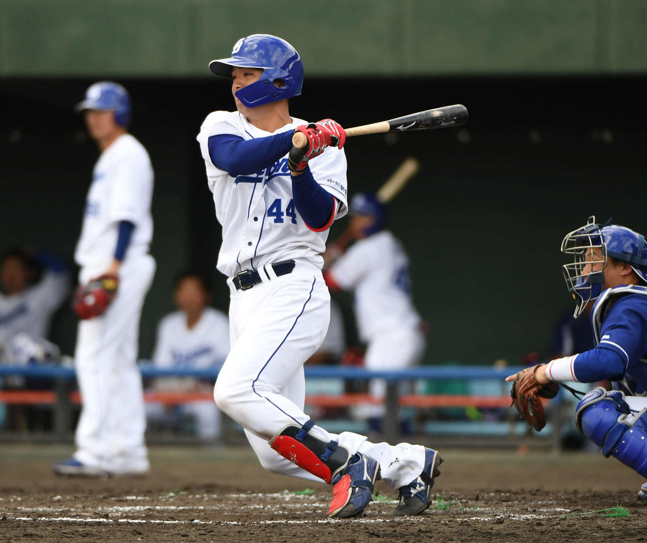 紅白戦3回裏白組1死二塁、郡司は左前打を放つ（撮影・森本幸一）