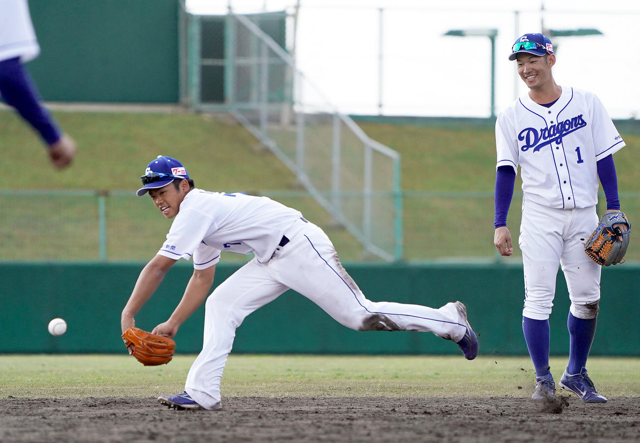 京田（右）と遊撃手のポジションでノックを受ける根尾（撮影・森本幸一）