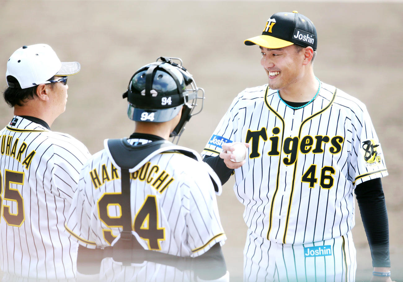 シート打撃で登板を終えた秋山（右）は福原投手コーチらと話す（撮影・上山淳一）