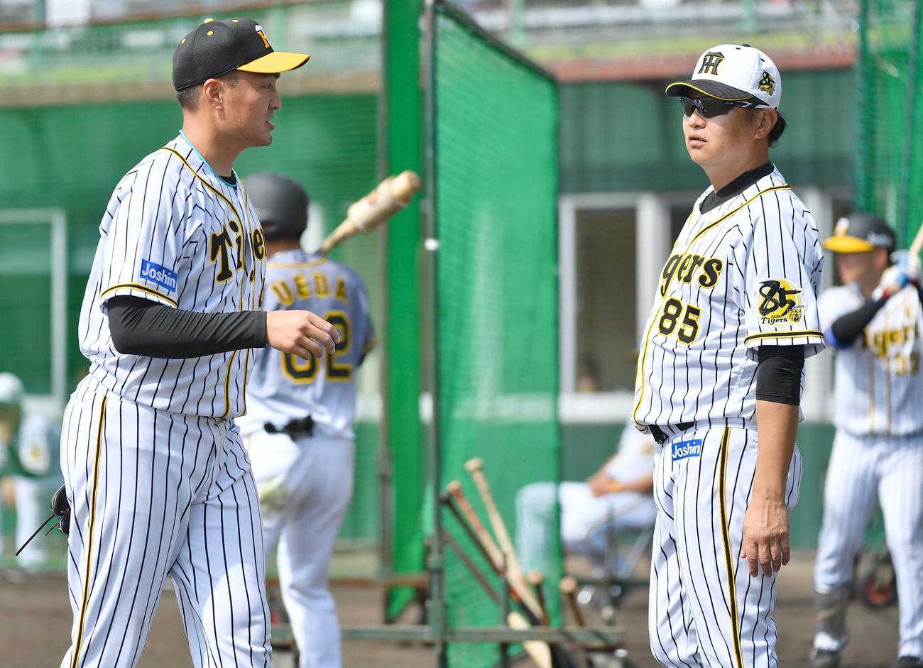 シート打撃登板後、福原コーチ（右）と話す秋山（撮影・上田博志）