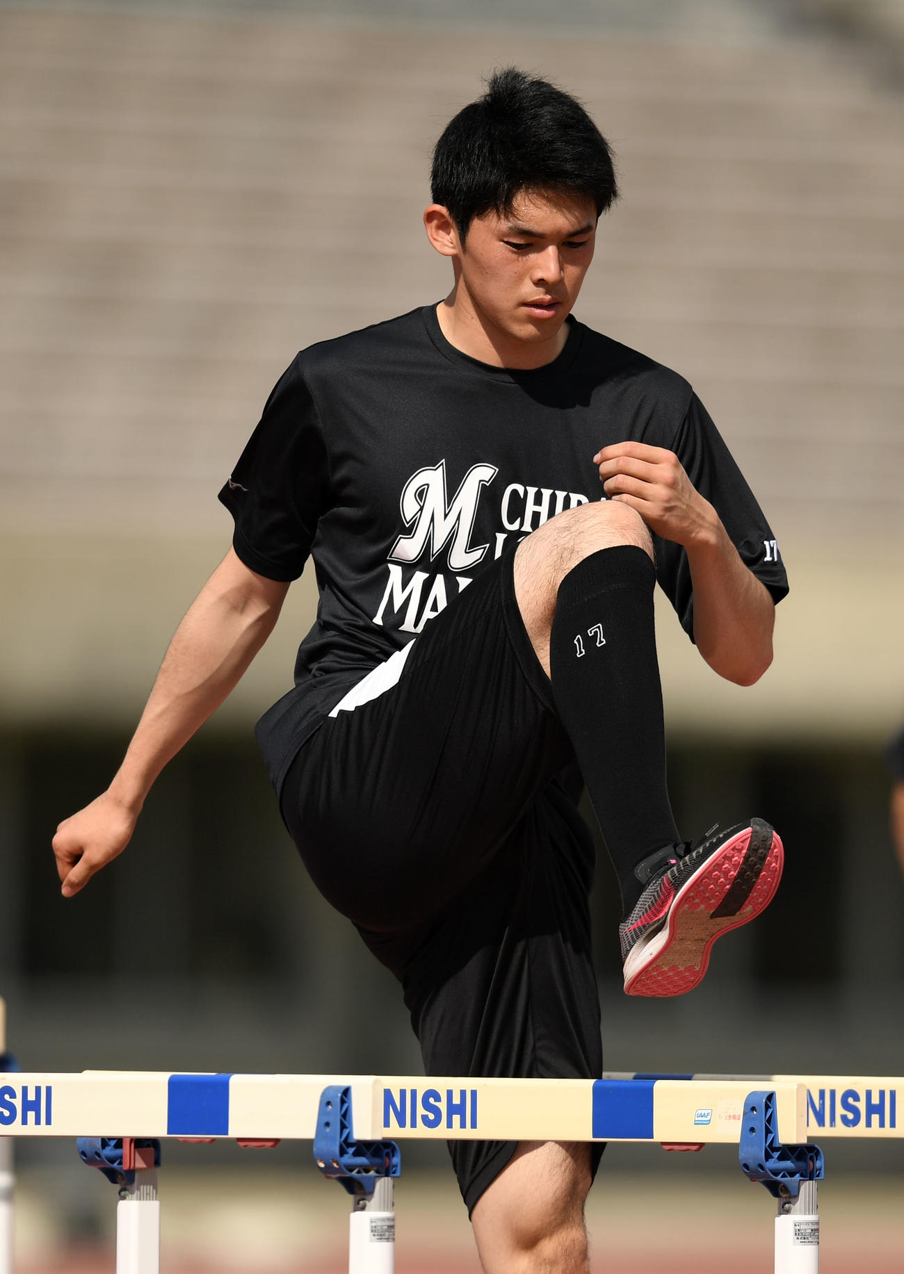 ハードルを使ったトレーニングをするロッテ佐々木朗（撮影・横山健太）