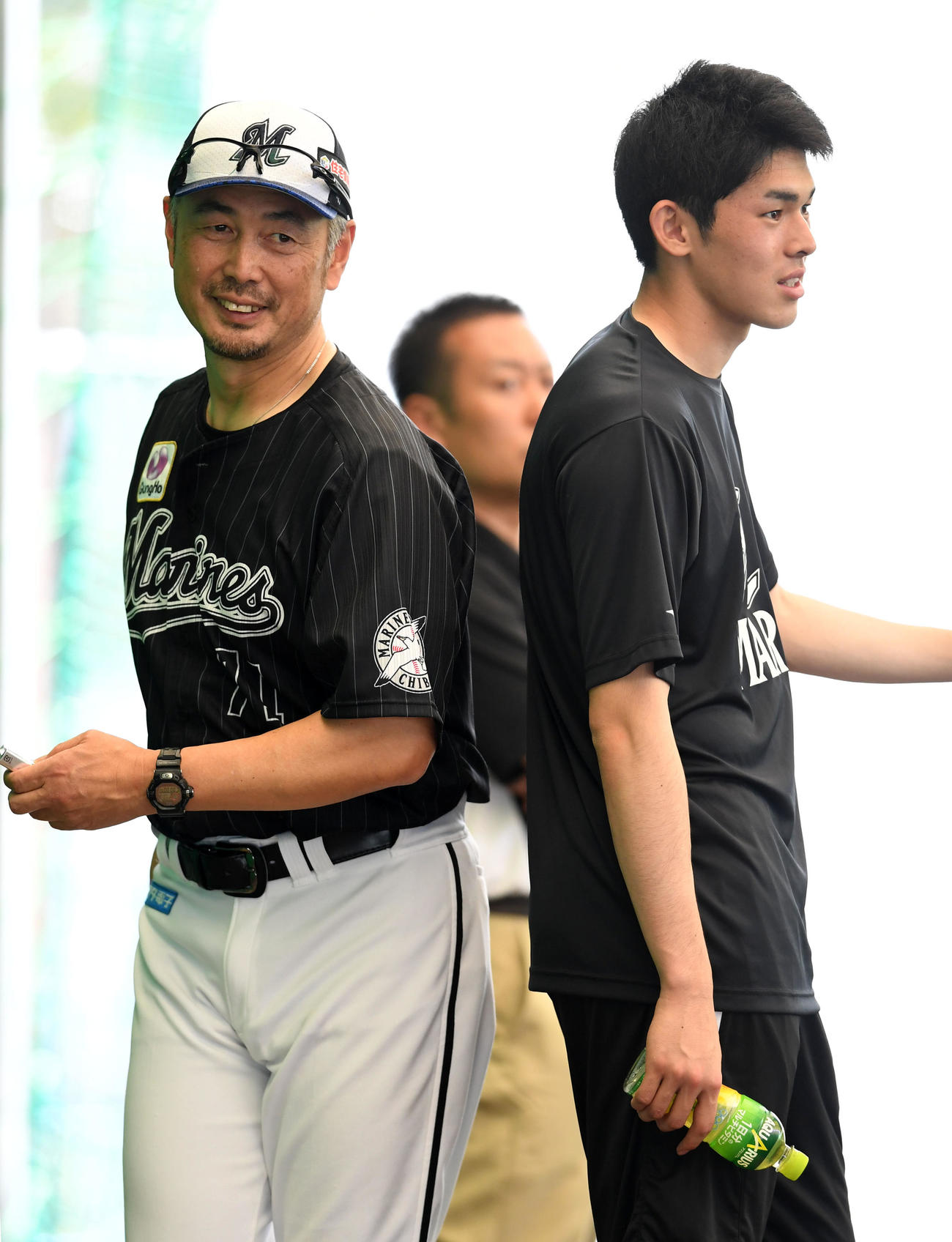 1軍帯同が発表された直後、ブルペンで会話を交わすロッテ佐々木朗（右）と吉井コーチ（撮影・横山健太）