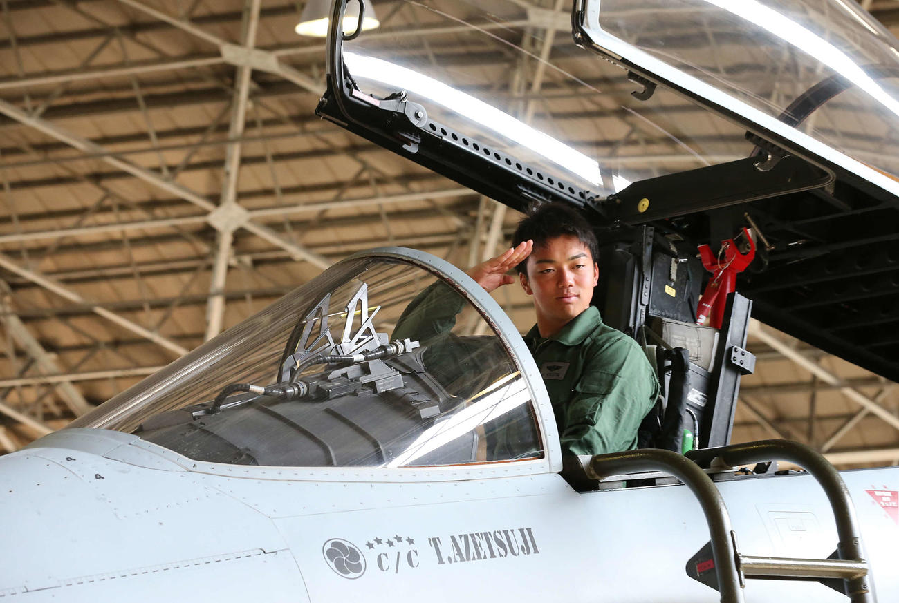 航空自衛隊新田原基地を訪問し、F15戦闘機のコクピットで敬礼する巨人菊田（撮影・河野匠）