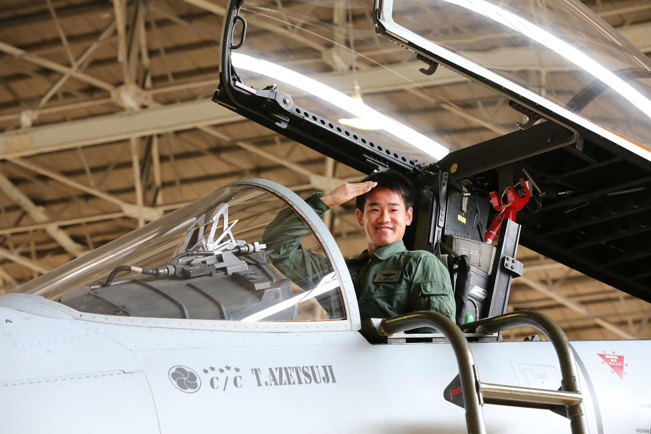 航空自衛隊新田原基地を訪問し、F15戦闘機のコクピットで敬礼する巨人井上温大
