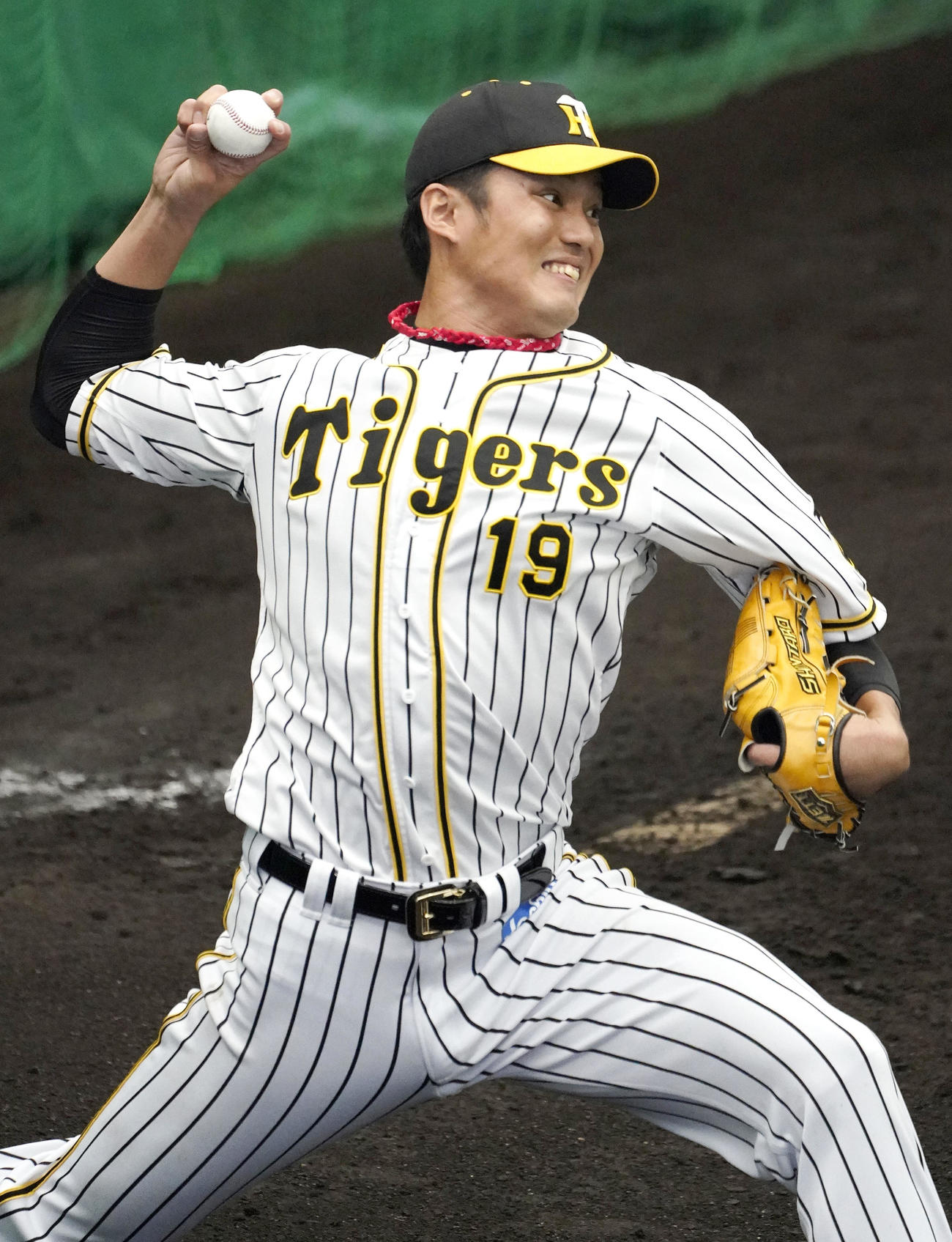 ブルペンで力強く投げ込む藤浪（撮影・上山淳一）