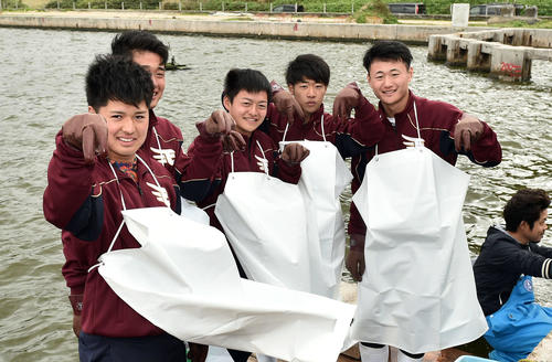 休日に車エビの養殖場を訪れた楽天黒川（左）ら新人選手はエビのポーズをする（撮影・滝沢徹郎）