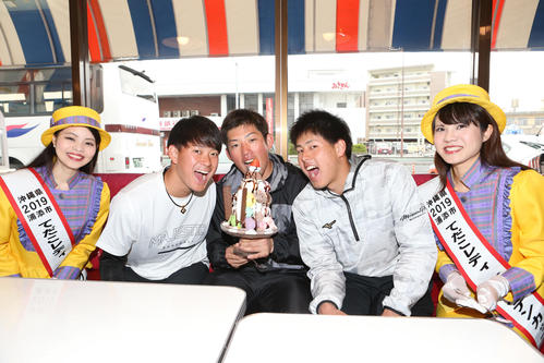 ブルーシールで、てだこレディーに囲まれアイスをほおばる左からヤクルト吉田喜、大西、杉山（撮影・狩俣裕三）