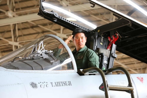 航空自衛隊新田原基地を訪問し、F15戦闘機のコクピットで敬礼する巨人伊藤海斗