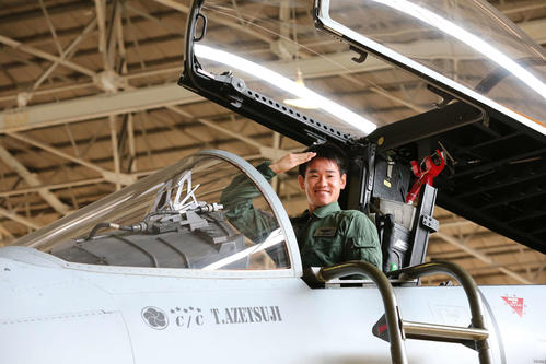航空自衛隊新田原基地を訪問し、F15戦闘機のコクピットで敬礼する巨人井上温大
