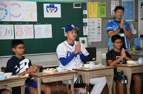 休日となった今日、地元の小学校へ訪問し児童らと給食の時間を共に過ごし交流した中日石川昂弥（撮影・森本幸一）