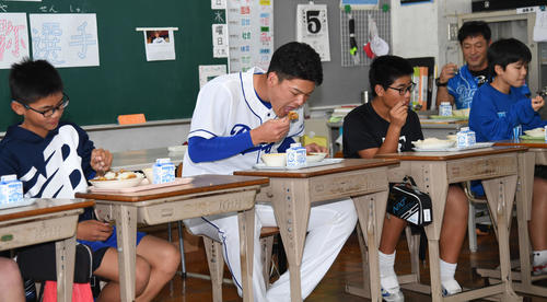 休日となった今日、地元の小学校へ訪問し児童らと給食の時間を共に過ごし交流した中日石川昂弥（撮影・森本幸一）