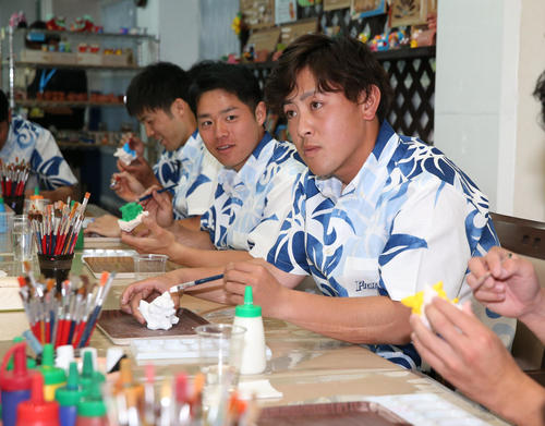 休日にシーサーの着色体験をする日本ハムの河野（右）ら日本ハムの新入団選手たち（撮影・黒川智章）