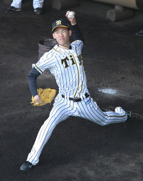 初めてブルペンに入り投球練習を行う阪神及川雅貴（撮影・清水貴仁）